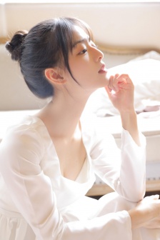 女生泳衣遮肚子